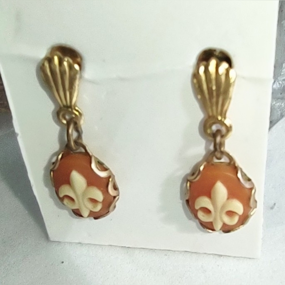 Small Fleur-de-lis Cameo  Vintage Earrings